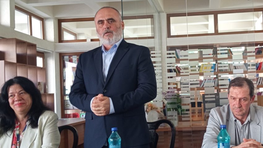 Volumul Palme, de Radu Găină (Regizor al TVR), a fost lansat la Iași