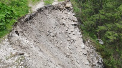 Neamț: Două sectoare de drum din DN 12C sunt afectate de alunecări de teren active