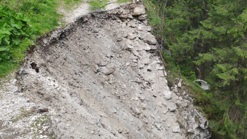 Neamț: Două sectoare de drum din DN 12C sunt afectate de alunecări de teren active Neamț: Două sectoare de drum din DN 12C sunt afectate de alunecări de teren active