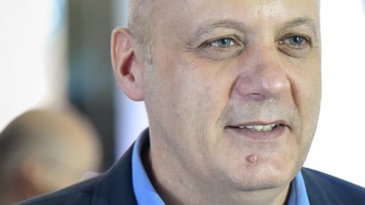 #StareaEducației (INTERVIU) Cristian Hatu, președinte al Centrului de Evaluare și Analize Educaționale: ”Învățarea prin investigație, în care elevul are un rol activ în ajungerea la cunoștințe noi, dezvoltă gândirea critică și creativitatea. Proiectul ”Fizica Altfel”, bazat pe o astfel de metodă, a schimbat programa școlară și manualele. Nu mai putem rămâne într-un mod de predare la clasă de acum 50-60 de ani”.
