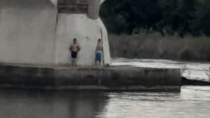 Vrancea: Doi tineri blocaţi pe o insulă în râul Siret, salvaţi de pompieri