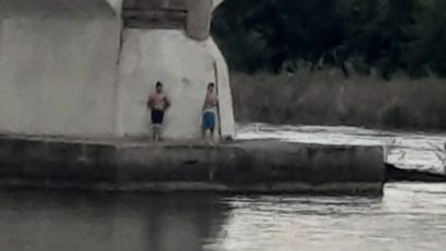 Vrancea: Doi tineri blocaţi pe o insulă în râul Siret, salvaţi de pompieri