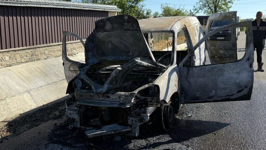 Botoşani: O maşină a luat foc în timp ce se afla în mers, pe un drum din localitatea Prelipca Botoşani: O maşină a luat foc în timp ce se afla în mers, pe un drum din localitatea Prelipca