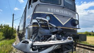 (UPDATE) Vrancea: Şoferul autoutilitarei implicată în accidentul feroviar de la Haret-Modruzeni a decedat