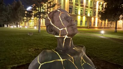 (FOTO) Regina Nordului luminează campusul USV Iași: artă și tehnologie într-o sculptură spectaculoasă