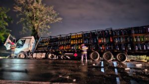 (FOTO) Galaţi: Un autocamion cu butelii şi un autoturism s-au ciocnit la Tecuci; două persoane rănite