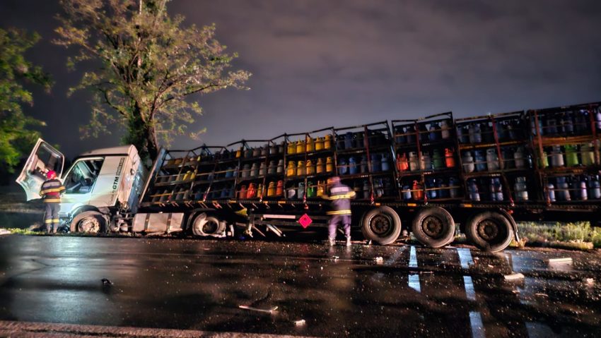 (FOTO) Galaţi: Un autocamion cu butelii şi un autoturism s-au ciocnit la Tecuci; două persoane rănite (FOTO) Galaţi: Un autocamion cu butelii şi un autoturism s-au ciocnit la Tecuci; două persoane rănite