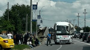 IAȘI: Coliziune între un autocar şi un autocamion la Lețcani; a fost activat Planul Roşu de Intervenţie