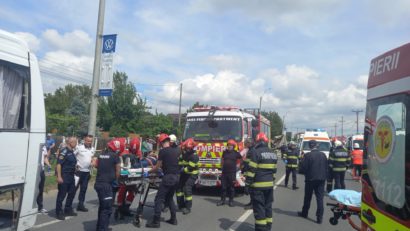 Iași: 17 persoane, printre care 3 copii, transportate la spital după accidentul de la Leţcani