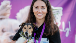Schumi, un cățel care a determinat-o pe stăpână, Adriana Frasin, să organizeze competiții sportive pentru deținători și patrupedele lor mult iubite. Una dintre întreceri, la Vatra Dornei, la început de mai. Emisiunea ”Weekend cu prieteni”, realizator – Horia Daraban (27.04.2025)