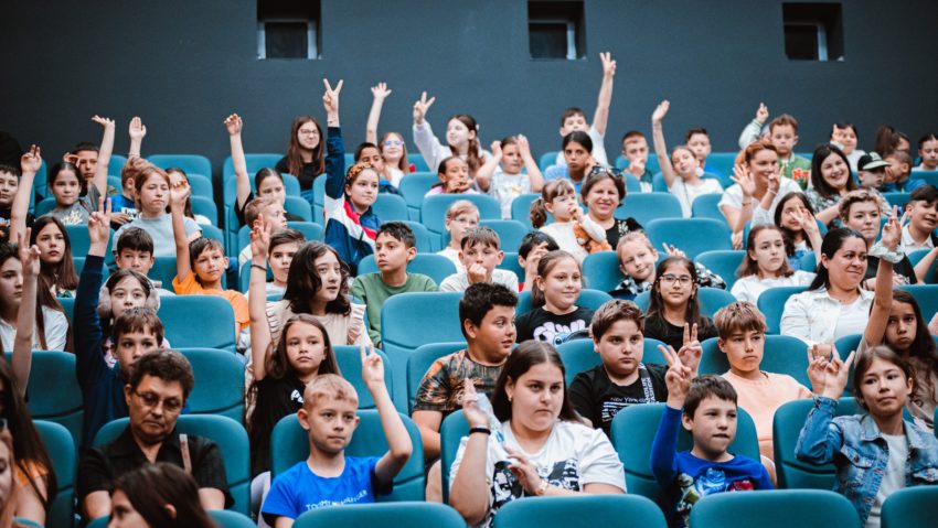 CineCopilăria, ediția a IV-a: 1000 de spectatori la festivalul de film pentru copii de la Buhuși CineCopilăria, ediția a IV-a: 1000 de spectatori la festivalul de film pentru copii de la Buhuși