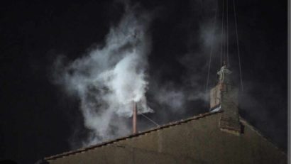 (BREAKING NEWS) Fumul alb s-a ridicat la Vatican! Habemus Papam!