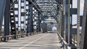 Duminică, șoferii sunt avertizați că se așteaptă trafic intens pe Podul Prieteniei
