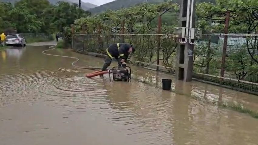 Inundaţii în judeţele Bacău şi Neamţ în urma ploilor torenţiale Inundaţii în judeţele Bacău şi Neamţ în urma ploilor torenţiale