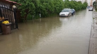 Stradă inundată în municipiul Vaslui, pompierii intervin pentru evacuarea ap