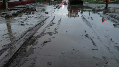 Plouă abundent de aproape 24 de ore. IGSU a mobilizat resurse suplimentare în judeţele vizate de avertizări de ploi torenţiale şi inundaţii