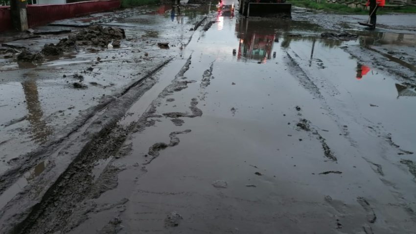 Plouă abundent de aproape 24 de ore. IGSU a mobilizat resurse suplimentare în judeţele vizate de avertizări de ploi torenţiale şi inundaţii Plouă abundent de aproape 24 de ore. IGSU a mobilizat resurse suplimentare în judeţele vizate de avertizări de ploi torenţiale şi inundaţii