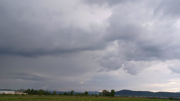 METEO: Instabilitate atmosferică în Moldova: averse, descărcări electrice, intensificări ale vântului și grindină