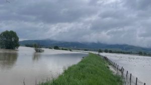 Cod portocaliu şi Cod galben de inundaţii pe râuri din 22 de de bazine hidrografice, până luni seara