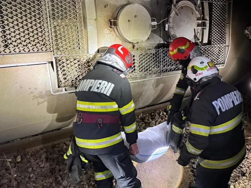 Teleorman: Locomotiva unui tren şi două vagoane cisternă încărcate cu benzină au deraiat