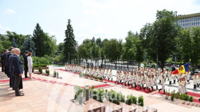 Preşedinţii României şi Republicii Moldova au depus coroane de flori la Monumentul lui Ştefan cel Mare de la Chişinău