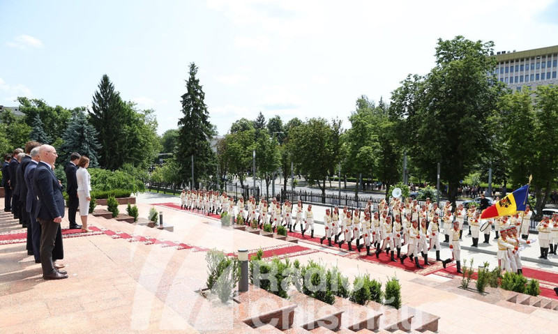 Preşedinţii României şi Republicii Moldova au depus coroane de flori la Monumentul lui Ştefan cel Mare de la Chişinău Preşedinţii României şi Republicii Moldova au depus coroane de flori la Monumentul lui Ştefan cel Mare de la Chişinău