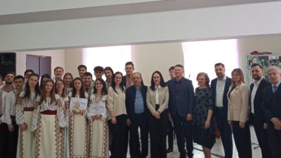 Sufletul poporului îmbrăcat în straie de sărbătoare – temă a emisiunii Tradiții de joi, 19 IUNIE 2025, ora 21:03 – 22 – cu Dumitru ȘERBAN