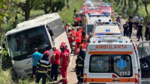 Botoşani: Un autocar cu 12 persoane la bord s-a răsturnat în localitatea Ungureni, pe DN 29