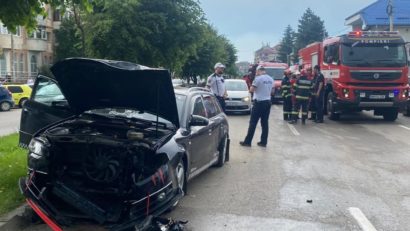 Botoşani: Patru răniţi, printre care şi doi copii, în urma unui accident în municipiul reşedinţă de judeţ