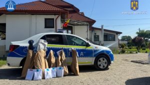 (FOTO) Neamţ: Zeci de arme şi mii de proiectile deţinute ilegal, descoperite de poliţişti în urma a 31 percheziţii domiciliare