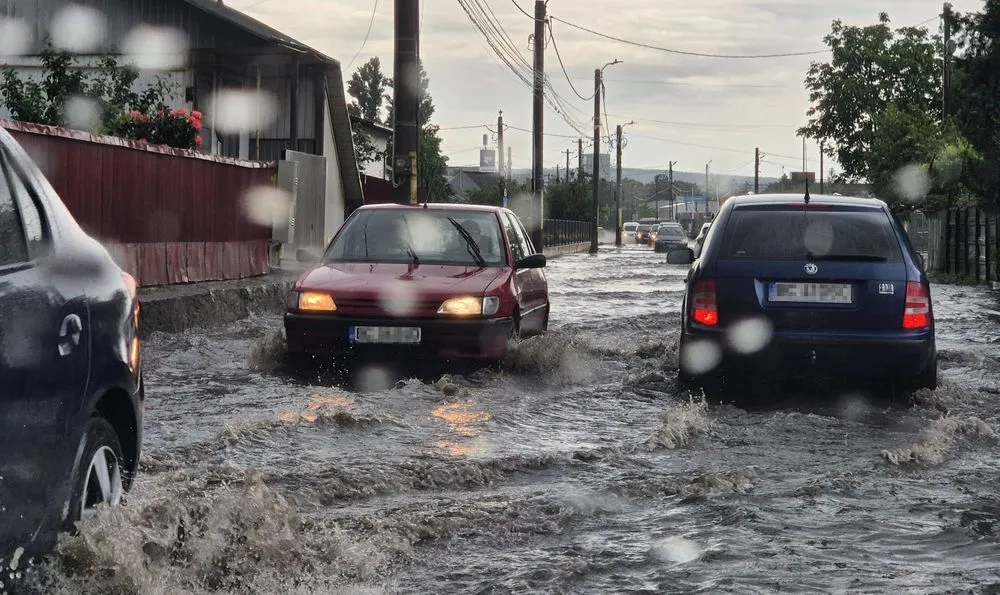 O ploaie de câteva minute a blocat mai multe străzi din municipiul Bacău