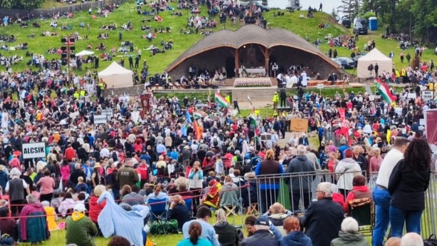 Harghita: Numeroşi pelerini se îndreaptă spre Şumuleu Ciuc pentru a participa la procesiunea de Rusaliile catolice Harghita: Numeroşi pelerini se îndreaptă spre Şumuleu Ciuc pentru a participa la procesiunea de Rusaliile catolice