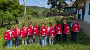 Fundația Te Aud România a donat peste 700 de ghiozdane complet echipate pentru școală pentru copiii vulnerabili din județul Vaslui