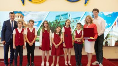 Clubul de Robotică CaroLLiiS, al Școlii Primare „Carol I” Iași, reprezintă din nou România la Campionatul Mondial de Robotică, FIRST LEGO League Asia Open 2025 din MACAO, China