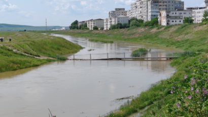 INHGA: Cod galben de inundaţii pe râuri din 15 judeţe, până joi la prânz
