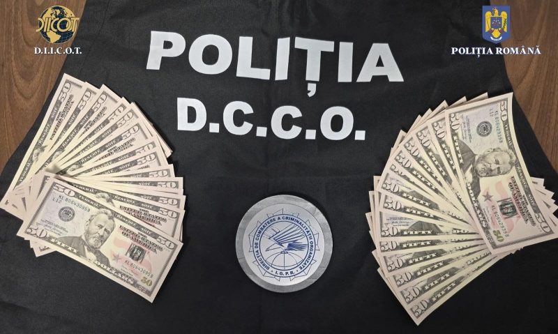 (FOTO) Peste 800 de bancnote false de 50 de dolari au fost introduse în ţară, în ultimele luni (FOTO) Peste 800 de bancnote false de 50 de dolari au fost introduse în ţară, în ultimele luni