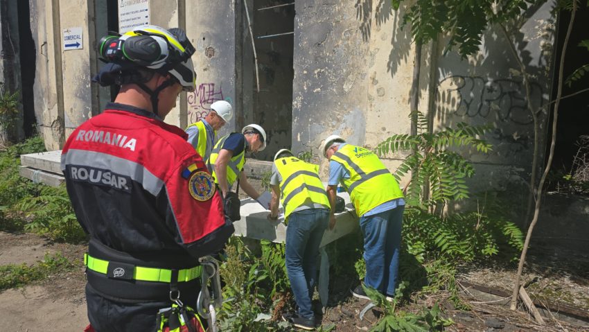 Continuă exerciţiul naţional care are ca scenariu producerea unui cutremur de 7,3 pe scara Richter în România Continuă exerciţiul naţional care are ca scenariu producerea unui cutremur de 7,3 pe scara Richter în România