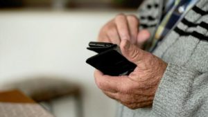 Neamţ: Două femei – reţinute de poliţişti după ce au înşelat o bătrână cu 10.000 de lei prin metoda ‘Accidentul’