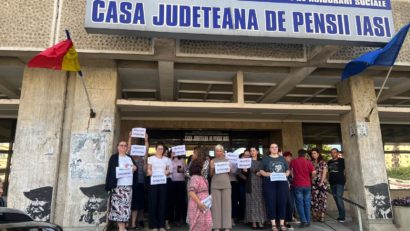 (AUDIO) Aproximativ 30 de angajați de la Casa Județeană de Pensii Iași au protestat astăzi în fața instituției