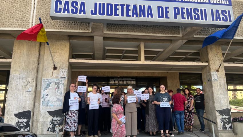 (AUDIO) Aproximativ 30 de angajați de la Casa Județeană de Pensii Iași au protestat astăzi în fața instituției