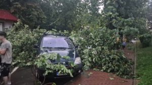 Mai multe străzi din municipiul Iași au fost inundate aseară iar traficul rutier a fost afectat din cauza ploilor torențiale