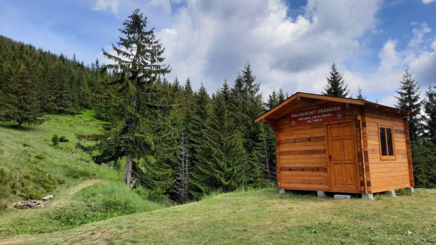 Vrancea: Trei refugii amenajate de Salvamont, puse la dispoziţia turiştilor