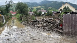 În Suceava, echipele de intervenţie rămân în teren pentru sprijinirea comunităţilor afectate de inundaţii