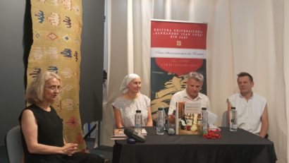 Țesând povești. Istorii de viață în camera bună maramureșeană, de Anamaria Iuga – temă a emisiunii Tradiții de joi, 24 IULIE 2025, ora 21:03 – 22 – cu Dumitru ȘERBAN