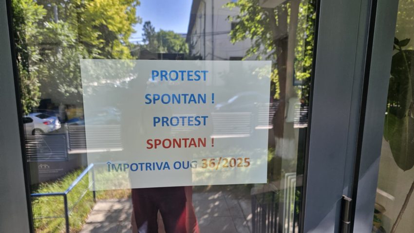 Protest la Casa Județeană de Pensii Neamț Protest la Casa Județeană de Pensii Neamț