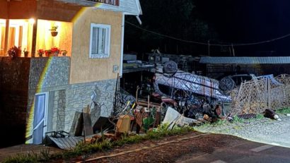 Neamţ: Şase persoane din Iaşi, între care un bebeluş, rănite într-un accident la Poiana Teiului