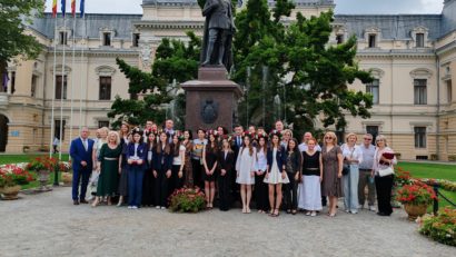 (AUDIO/FOTO) Elevii de nota 10 la Bacalaureat și Evaluare Națională au fost premiați de autoritățile locale
