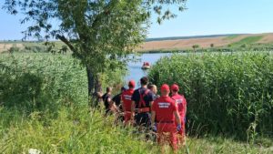Suceava: Tânăr în pericol de înec după ce barca pneumatică cu care ieşise pe un iaz a explodat