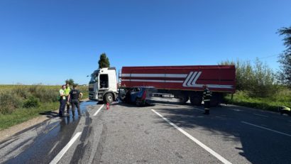 Neamţ: Trei persoane rănite în urma unui accident între un TIR şi un autoturism, la Săbăoani