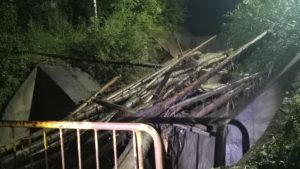 (AUDIO) 890 de persoane din comunele Borca, Farcaşa şi Poiana Teiului s-au autoevacuat din locuințe în urma alertelor de viituri